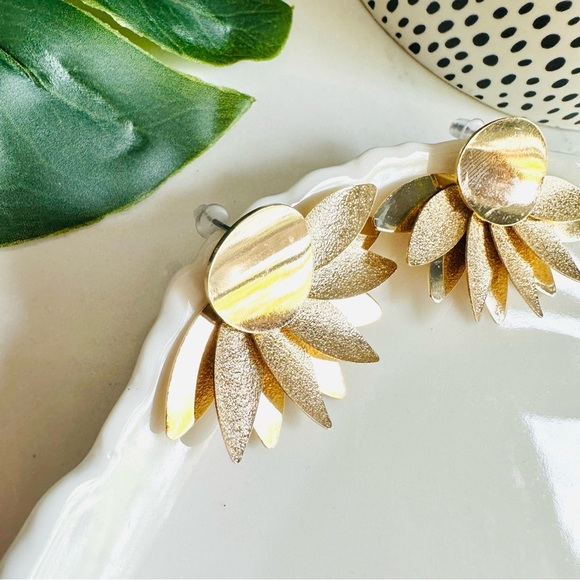 2/$30🌵 Gold Flower Petal Earrings Bohemian Sun Floral Sunburst Celestial NEW - Picture 4 of 13